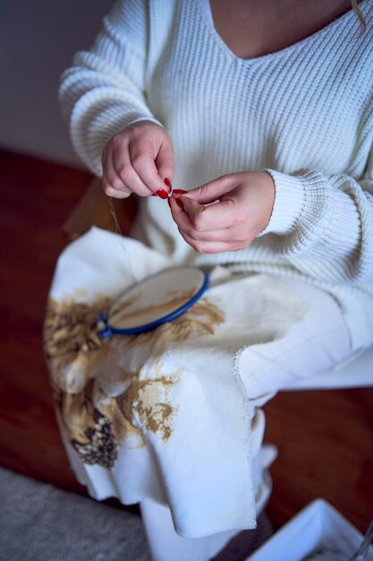 Kobieta haftująca detal